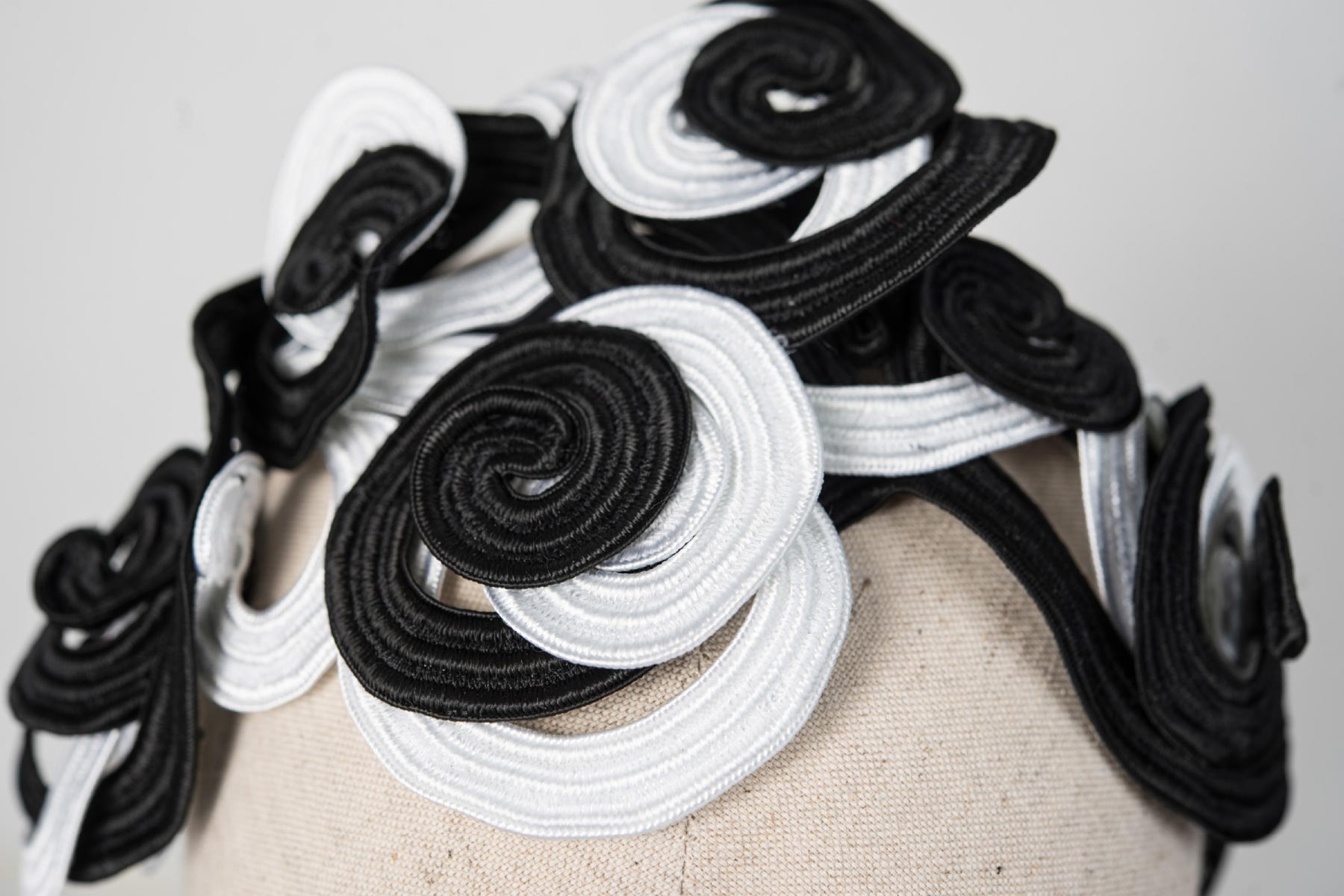 Veronica Innocenzi Acapo Headpiece circles black and white cotton soutache italiano plurale