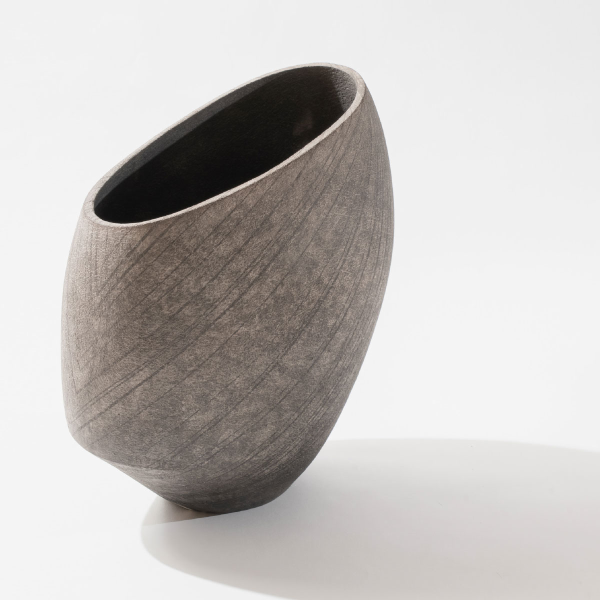 Lara De Sio large grey vessel white semirefractory clay Italiano Plurale