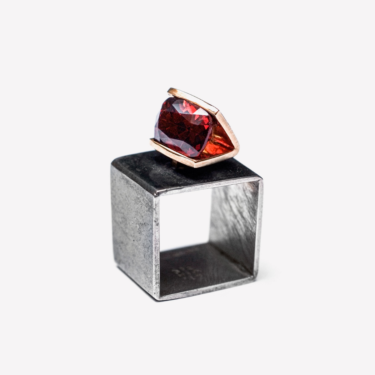 Ring sguardi gold silver garnet Stenia Scarselli Italiano Plurale artist