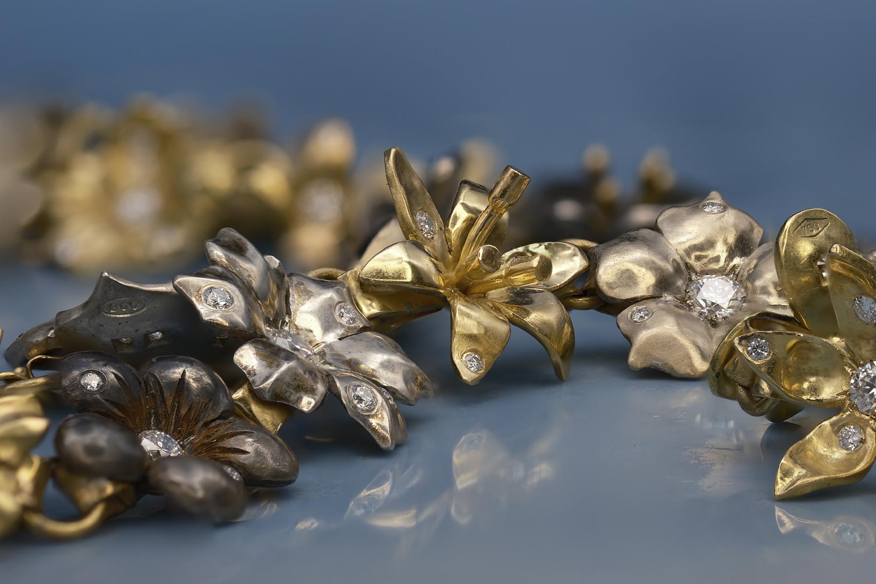 Joy Harvey closeup Necklace Flower Canadamark diamonds Italiano Plurale
