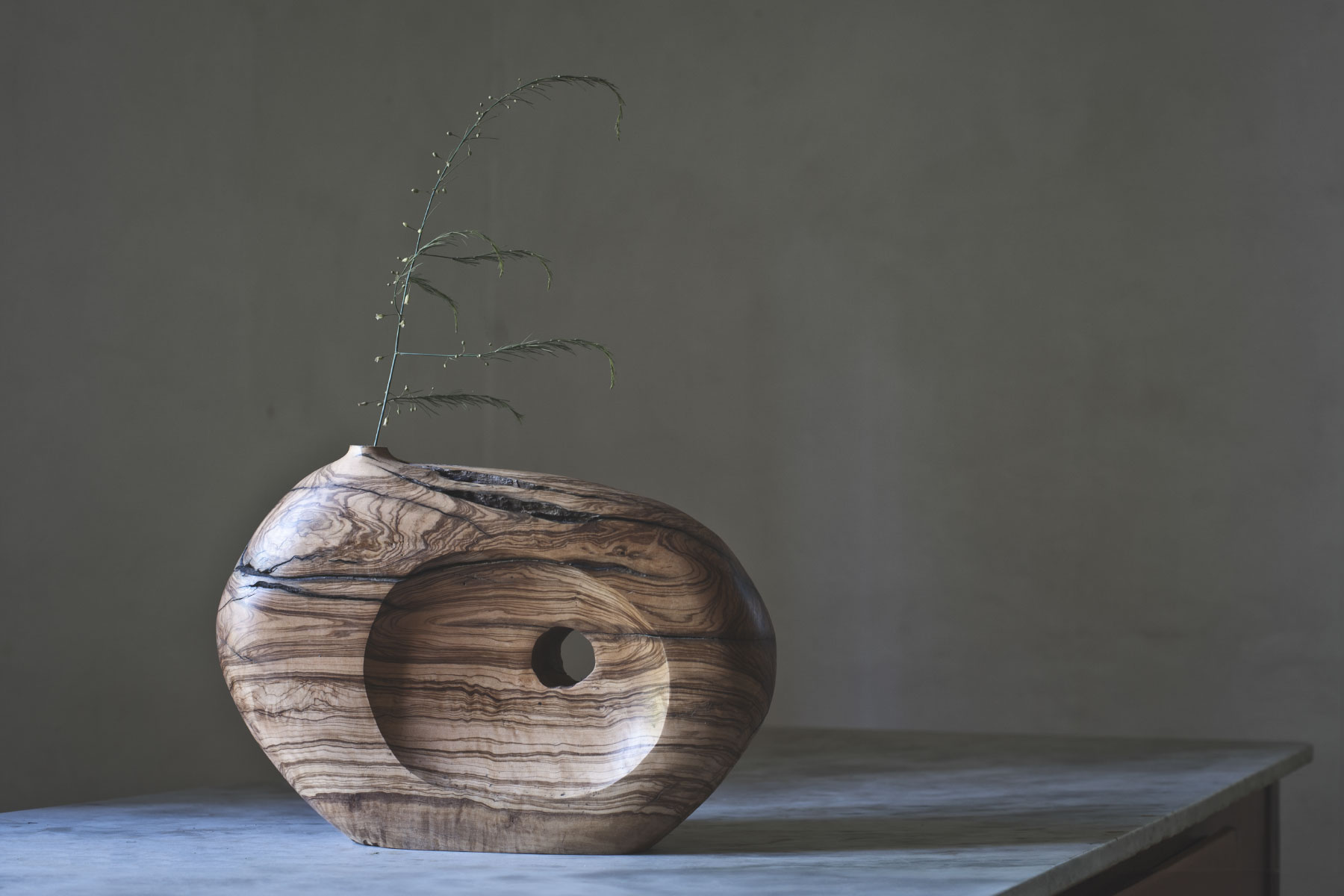 Stefano Puzzuoli Sculpted vase in olive wood Italiano Plurale